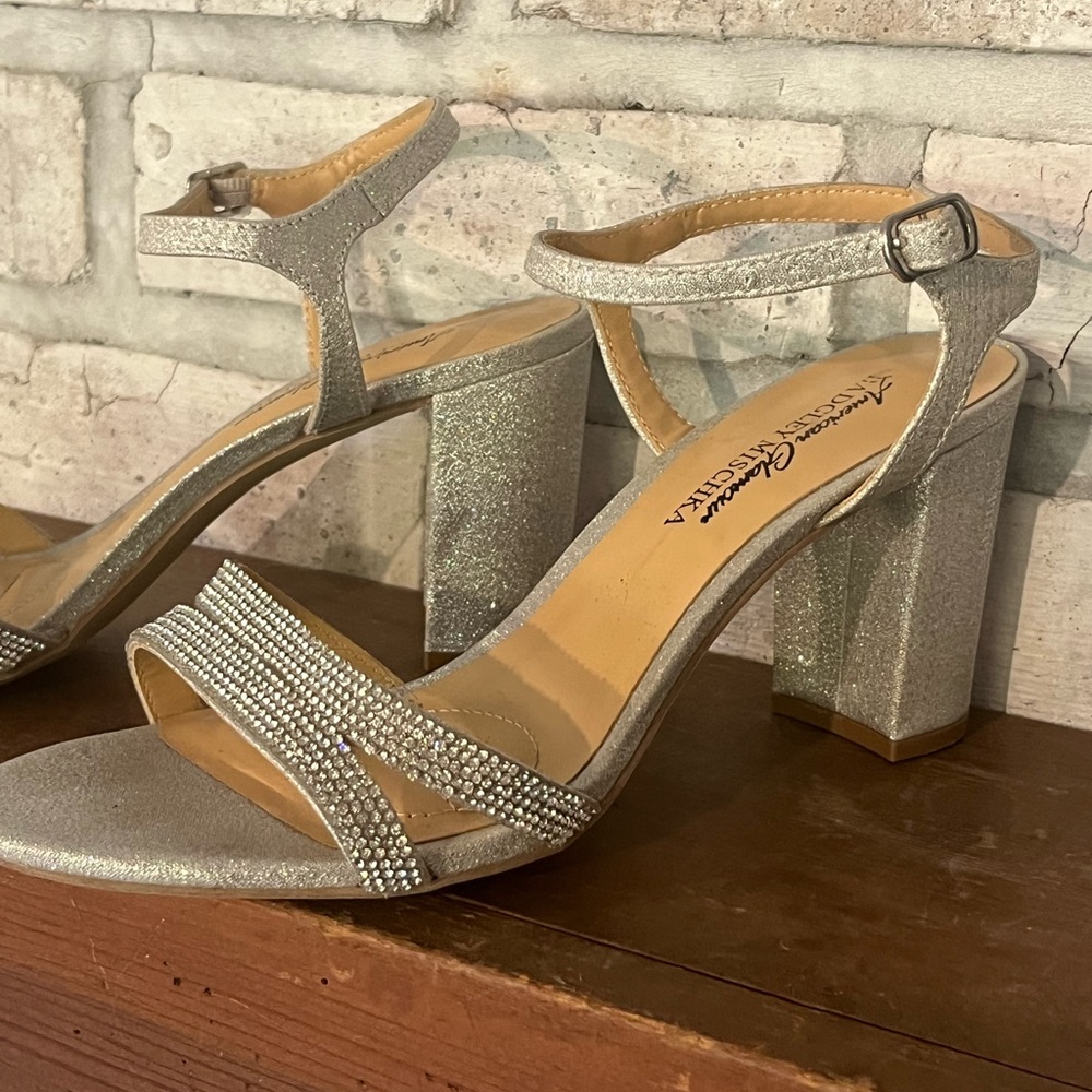 Badgley Mischka American Glamour‎ Silver Metallic Glitter Strappy Heel